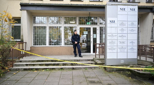 Atak nożownika w aptece w Krakowie. 24-letni mężczyzna, uzbrojony w ostre narzędzie, zaatakował trzy pracujące tam farmaceutki, a następnie sam zaczął zadawać sobie rany. Do zdarzenia doszło w aptece w pobliżu Szpitala MSWiA w Krakowie.