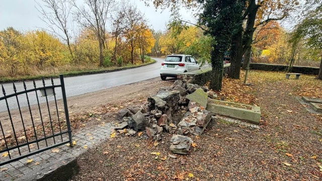 Świadków zniszczenia muru lapidarium szukają władze Dobrej. Apelują też do sprawcy.