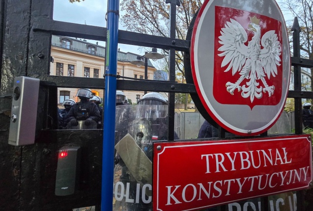 Trybunał Konstytucyjny zacznie działać tak, jak powinien: niezależnie, samorządnie i zgodnie z Konstytucją - zapewnia premier Donald Tusk.