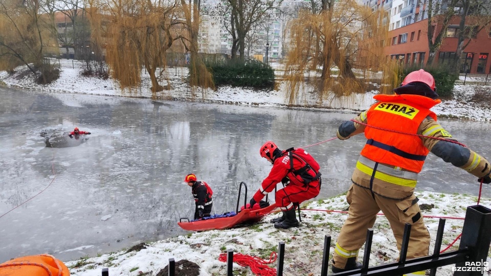 Strażacy: nie wchodzimy na zamarznięte akweny [ZDJĘCIA]