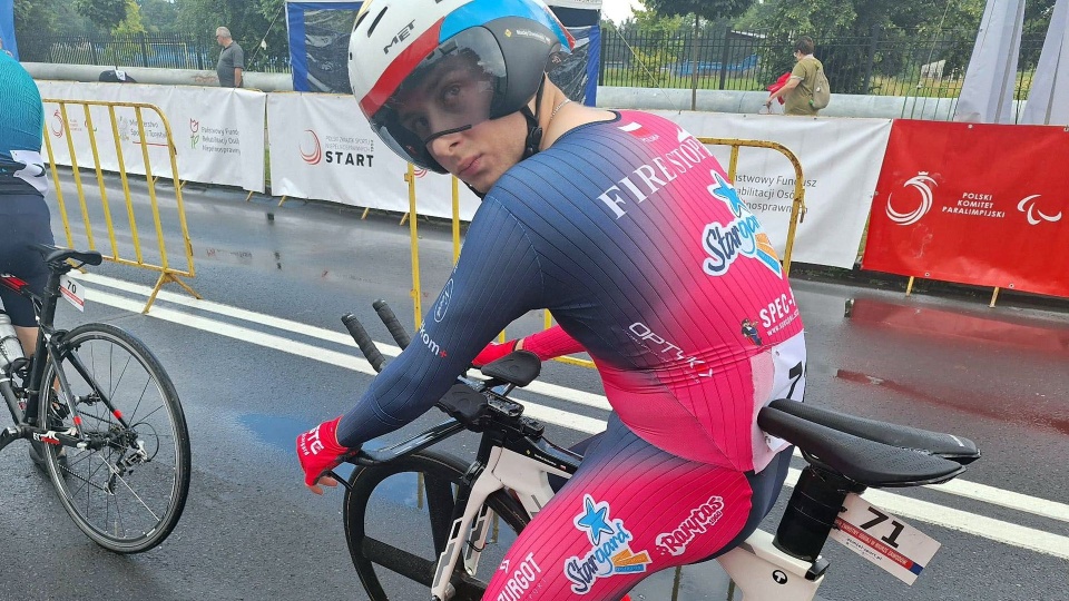 By mieć szansę na międzynarodowe starty, parakolarz musi trenować w klubie dla pełnosprawnych