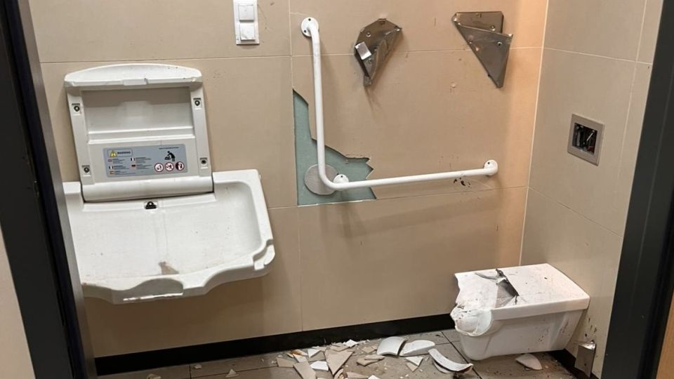 Połamał toaletę, wybił kafelki i wyrwał umywalkę ze ściany