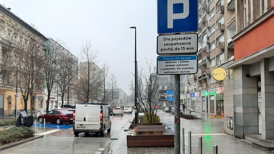 Dodatkowe tabliczki w strefie parkowania dla dostawców