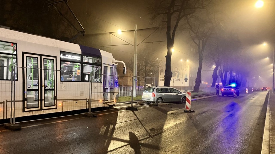 Kraksa na Pomorzanach. Tramwaje unieruchomione [ZDJĘCIA]