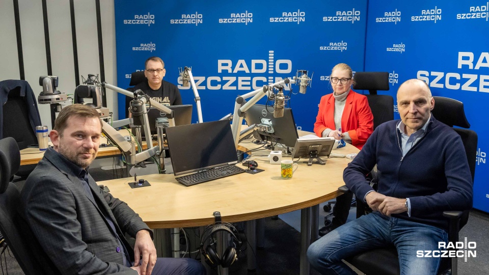 Przed promem kolejka do zwiedzania, w studiu spór o zasługi