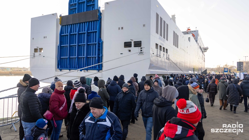Ponad trzy godziny w kolejce do promu na Wałach Chrobrego [ZDJĘCIA]