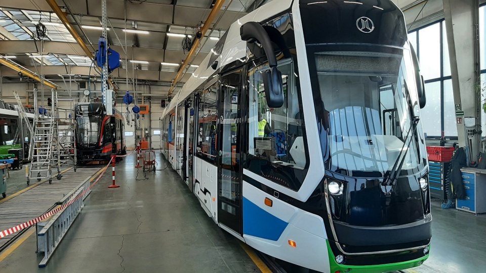 Pierwszy z dwukierunkowych tramwajów dla Szczecina gotowy [ZDJĘCIA]
