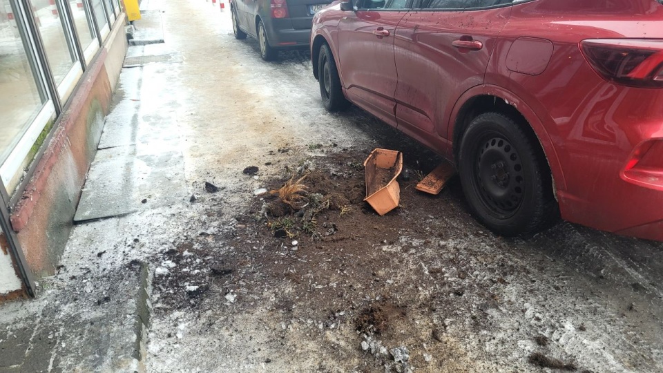 Uwaga na parapety, to mogło skończyć się źle