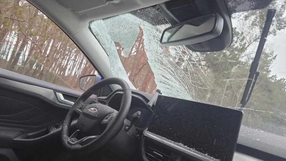 Lód spadł na jadący samochód