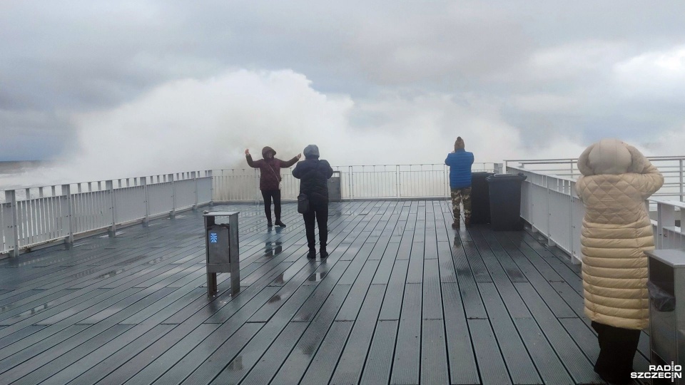 Wiatr, wzburzone morze i zadowoleni turyści z aparatami [ZDJĘCIA]