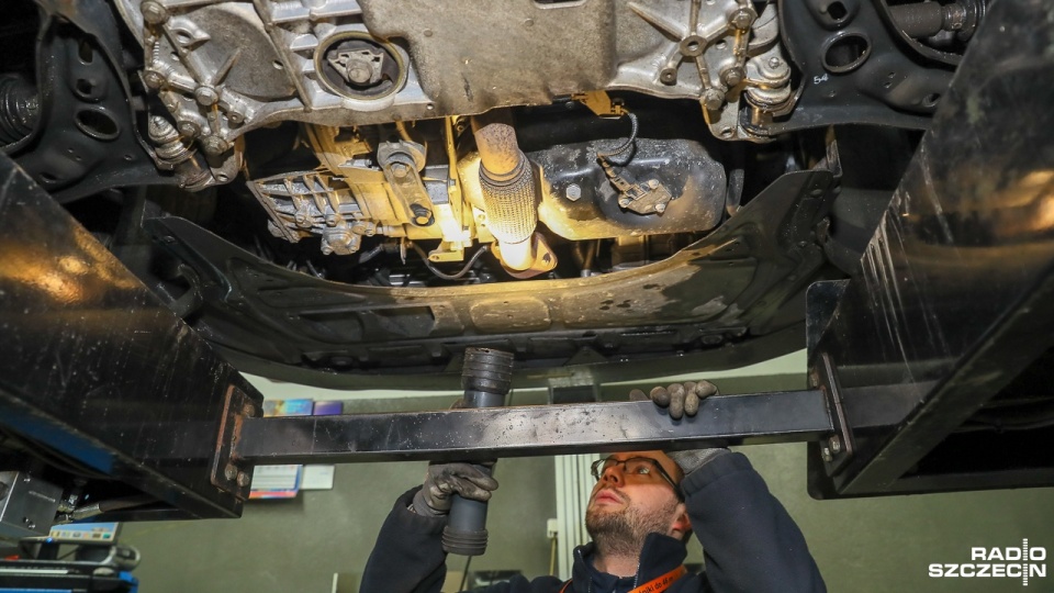 Zbliża się odwilż. Kierowcy "ruszyli na myjnie" [WIDEO, ZDJĘCIA]