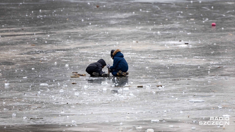 Policja ostrzega: lód jest coraz cieńszy