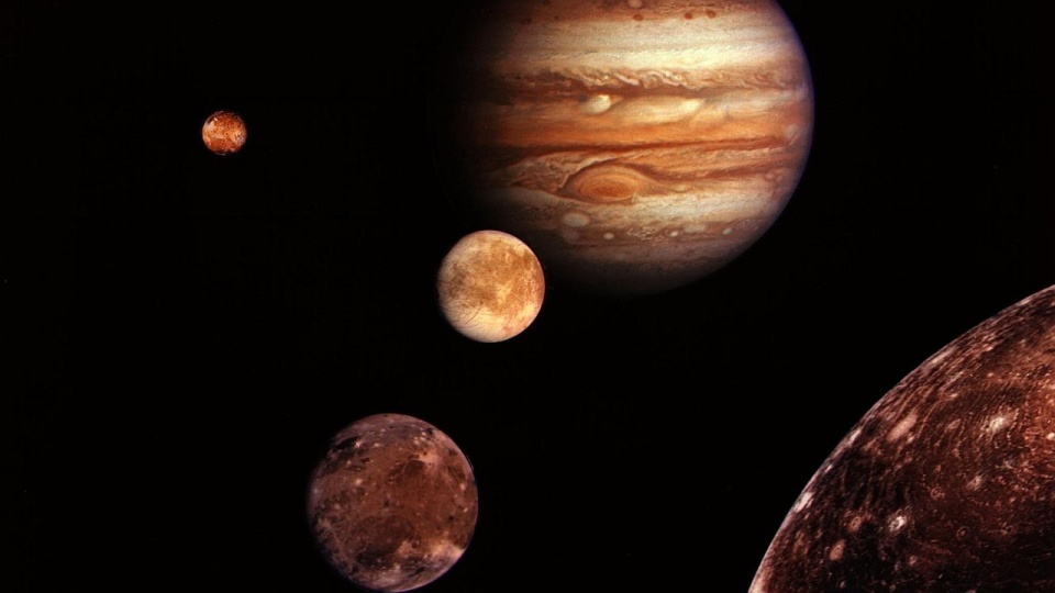 Księżyc i Jowicz widoczne na nocnym niebie