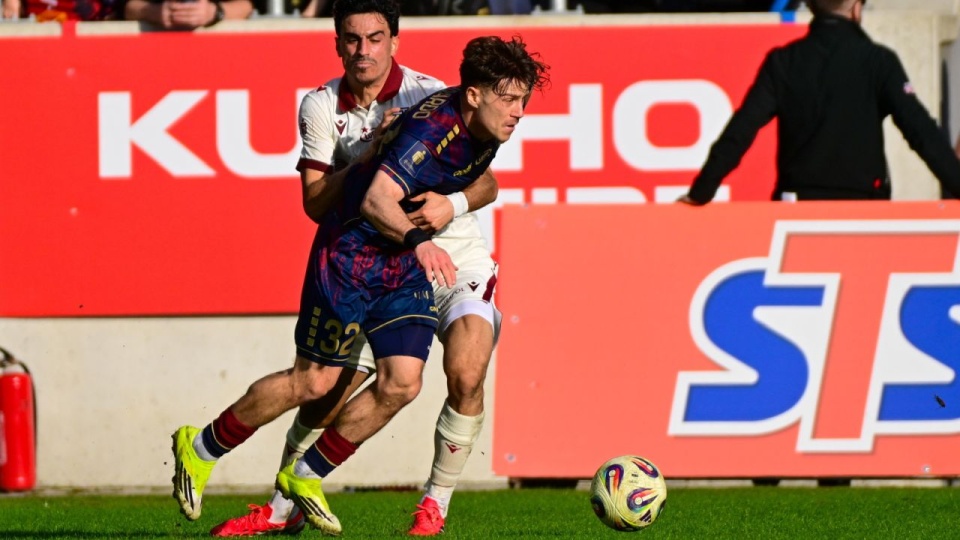 Zawodnik Pogoni Szczecin Leonardo Koutris (P) i Stelios Andreou (L) z Widzewa Łódź w meczu 23. kolejki piłkarskiej Ekstraklasy. PAP/Marcin Bielecki