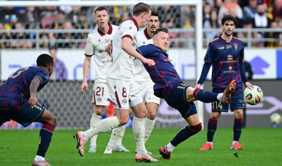 Zawodnik Pogoni Szczecin Fredrik Ulvestad (C) i Emil Kornvig (L) z Widzewa Łódź w meczu 23. kolejki piłkarskiej Ekstraklasy. PAP/Marcin Bielecki