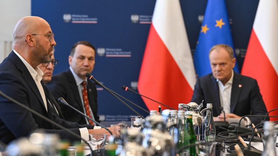 Premier: samoloty gotowe do działania, nie ma decyzji o ewakuacji