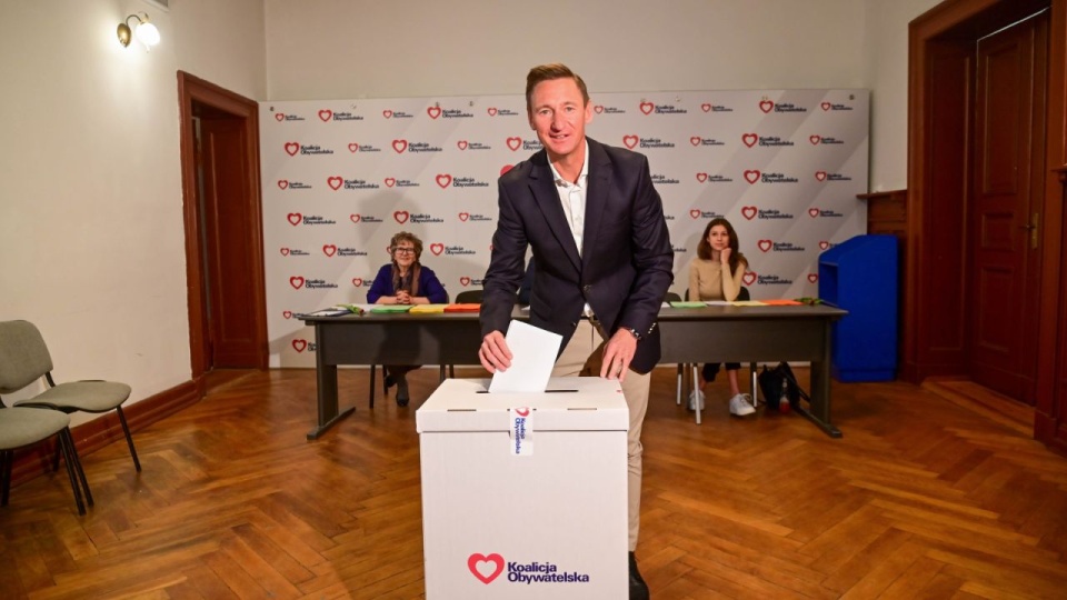Marszałek województwa zachodniopomorskiego Olgierd Geblewicz głosuje w Biurze Zarządu Regionu Zachodniopomorskiego Koalicji Obywatelskiej w Szczecinie. Członkowie Koalicji Obywatelskiej wybrali liderów struktur powiatowych, regionalnych, a także przewodniczącego partii. PAP/Marcin Bielecki