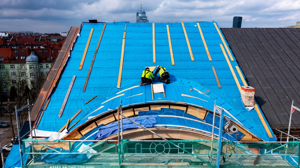 Remont w szczecińskim Muzeum Narodowym zaczął się od dachu [WIDEO, ZDJĘCIA]