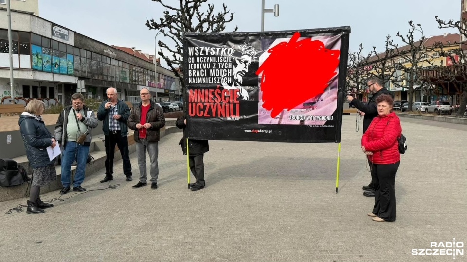 Antyaborcyjny baner. Radny Przemysław Słowik zawiadamia policję