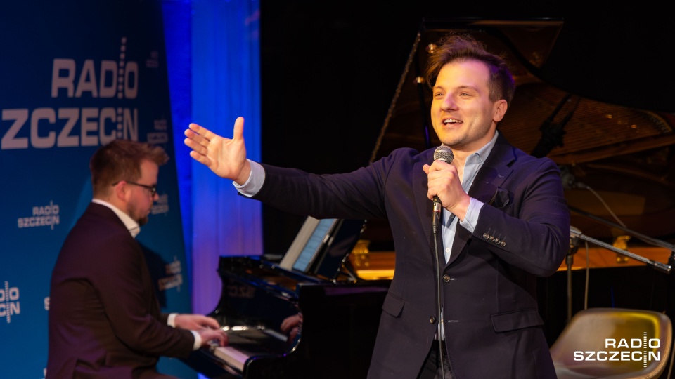 Jakub Gąsowski zaśpiewał Sinatrę w Radiu Szczecin [ZDJĘCIA]