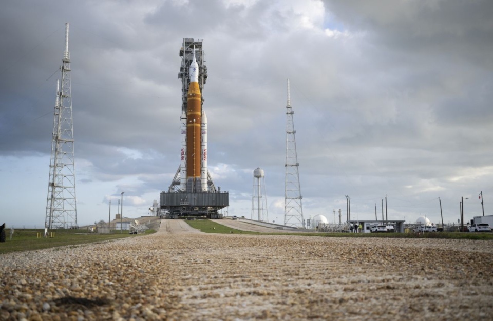 Rakieta na platformie. Misja wokół Księżyca