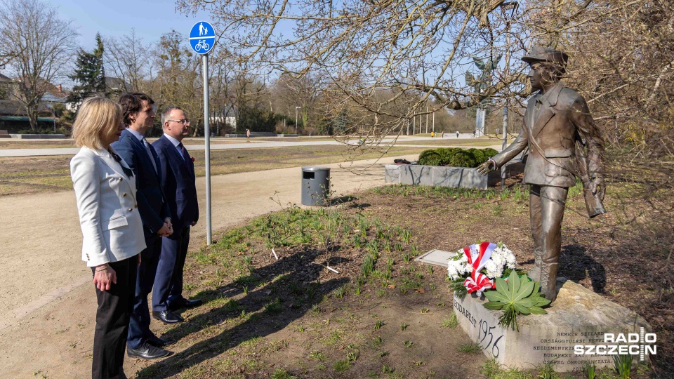 Kwiaty przy pomniku Chłopca z Pesztu w ramach Dnia Przyjaźni Polsko-Węgierskiej [ZDJĘCIA]