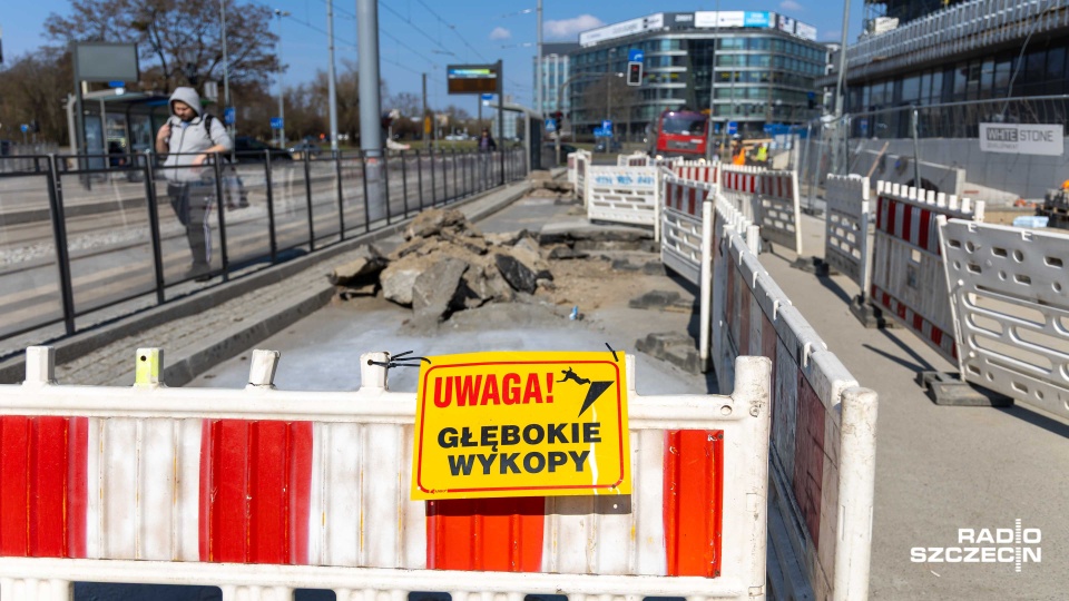 Wyrwy w jezdni nie ma, ale problemy na Al. Powstańców Wielkopolskich się nie skończyły [ZDJĘCIA]