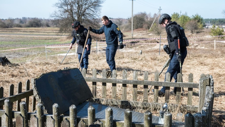 Rozpoczynają się prace poszukiwawcze w miejscu pochówków Polaków zamordowanych w maju 1943 roku, we wsi Ugły, 23 bm. Działania mają na celu odnalezienie i identyfikację ofiar oraz godne upamiętnienie miejsca ich spoczynku. PAP/Vladyslav Musiienko