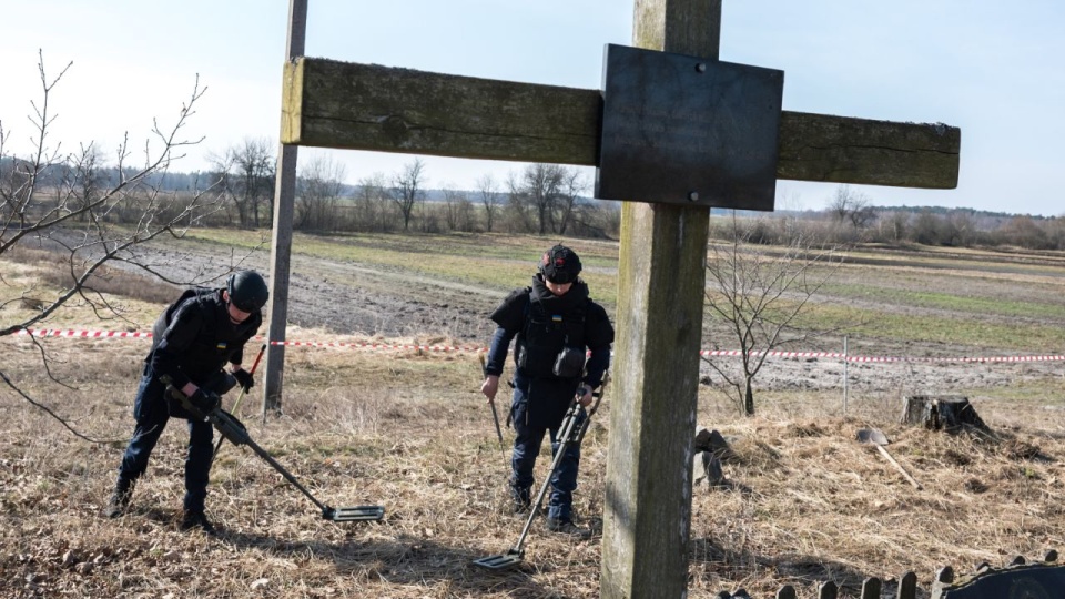 Rozpoczynają się prace poszukiwawcze w miejscu pochówków Polaków zamordowanych w maju 1943 roku, we wsi Ugły, 23 bm. Działania mają na celu odnalezienie i identyfikację ofiar oraz godne upamiętnienie miejsca ich spoczynku. (ad) PAP/Vladyslav Musiienko