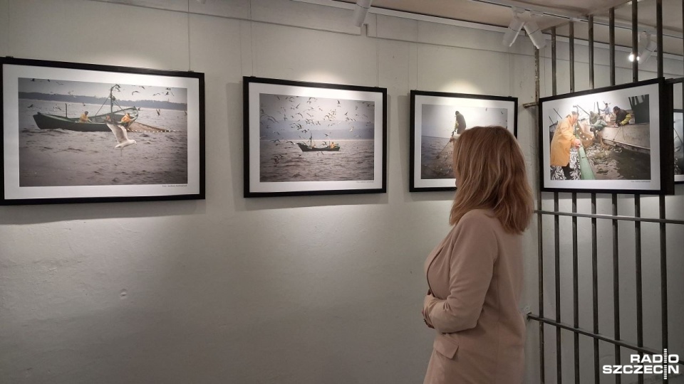 Praca rybaków na morzu od kulis