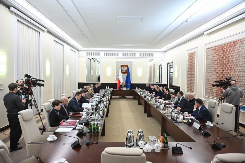 Rząd przyjął projekt ustawy o obniżeniu cen paliw