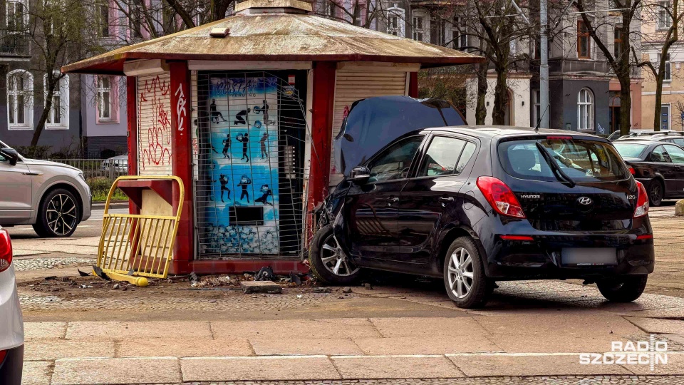 Wypadek w Alei Piastów w Szczecinie. [ZDJĘCIA]