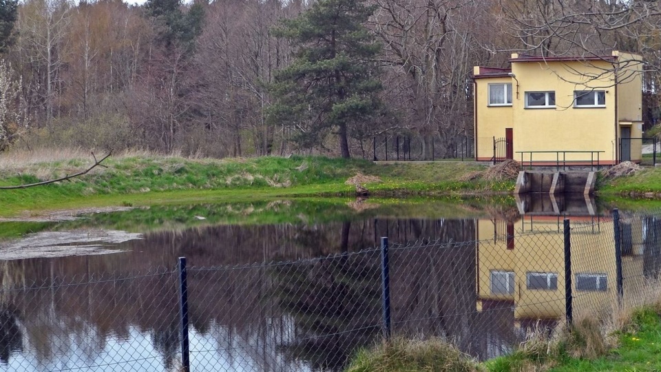 "Czarna maź" w kanale w Grzybowie [ZDJĘCIA]