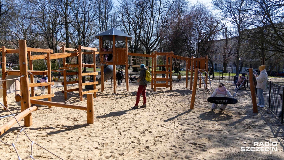 Najmłodsi ogłosili otwarcie nowego placu zabaw [ZDJĘCIA]