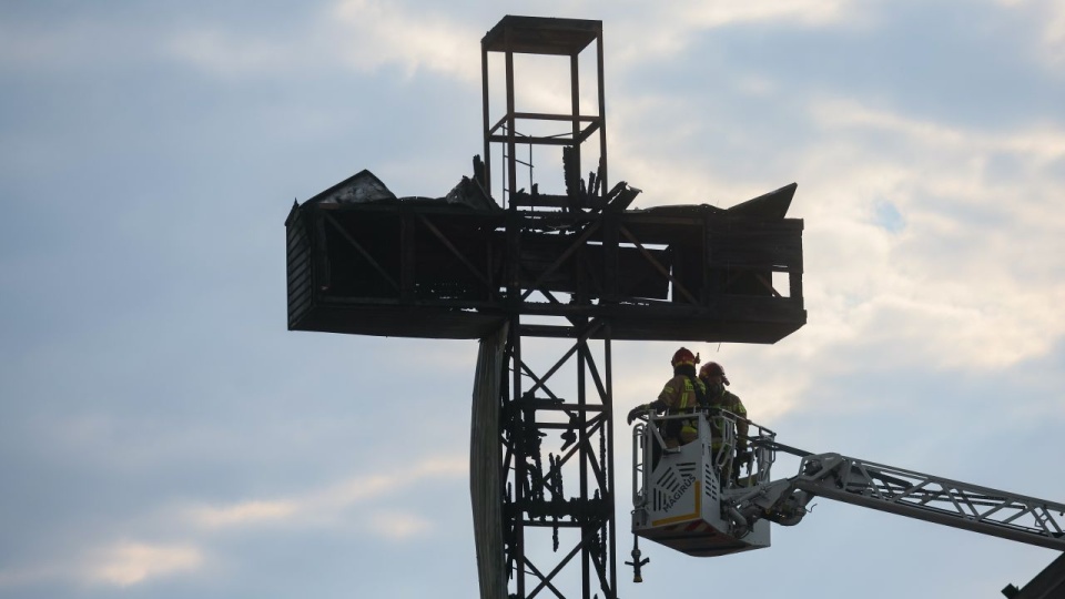 Warszawa: spłonął papieski krzyż