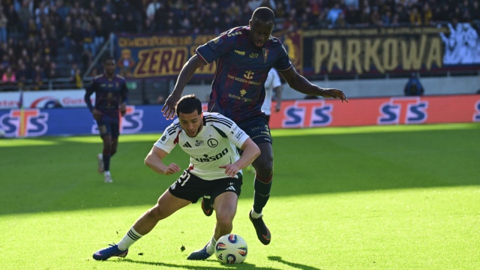 Zawodnik Pogoni Szczecin Benjamin Mendy (P) i Vahan Bichakchyan (L) z Legii Warszawa w meczu 27. kolejki piłkarskiej Ekstraklasy, 6 bm. (js) PAP/Marcin Bielecki