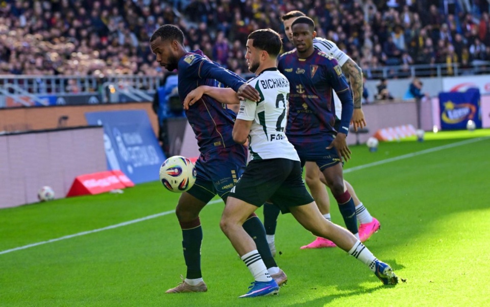 Zawodnik Pogoni Szczecin Kelly Acosta (L) i Vahan Bichakchyan (C) z Legii Warszawa w meczu 27. kolejki piłkarskiej Ekstraklasy, 6 bm. (js) PAP/Marcin Bielecki