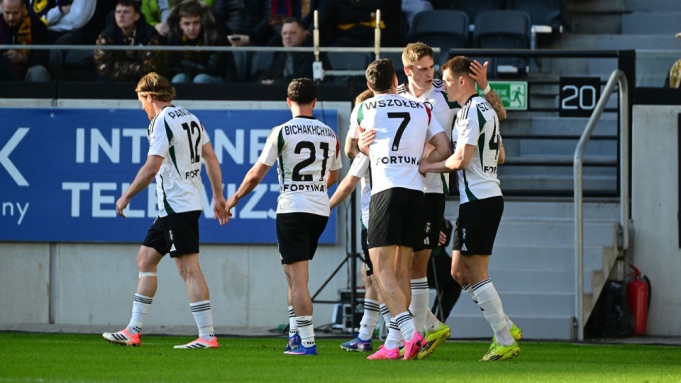 Zawodnicy Legii Warszawa cieszą się z bramki zdobytej w meczu 27. kolejki piłkarskiej Ekstraklasy z Pogonią Szczecin, 6 bm. (js) PAP/Marcin Bielecki