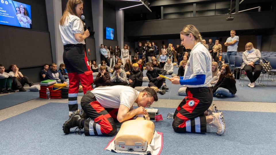 Wolontariusze ze szkół średnich uczyło się udzielać pierwszej pomocy [ZDJĘCIA]