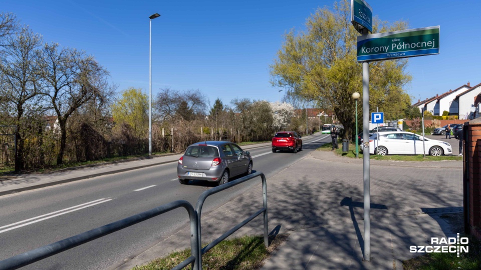 Ruchliwa ulica na Warszewie bez przejścia dla pieszych. Mieszkańcy: bardzo szybko jeżdżą [ZDJĘCIA]