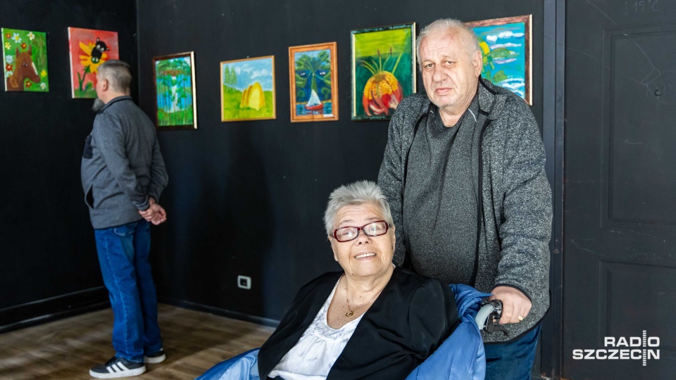 Maluje nogami. Wystawę można oglądać w Szczecinie [ZDJĘCIA]