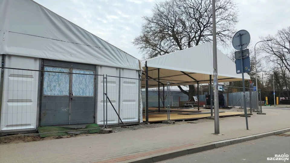 W Kołobrzegu powstaje co sezonowy nielegalny bazar [ZDJĘCIA]