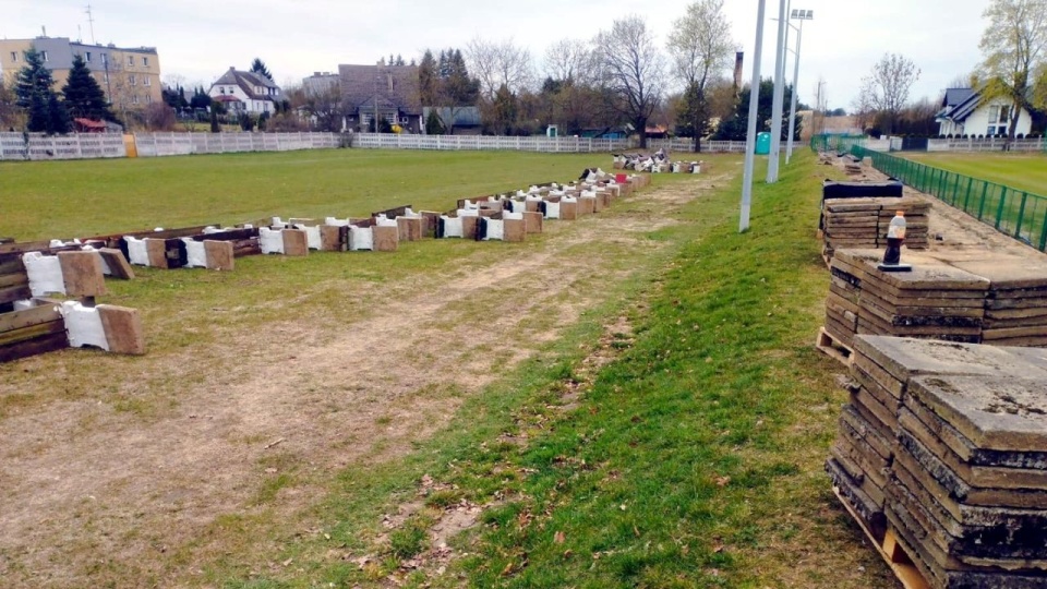 Budowa nowych trybun na stadionie miejskim w Dobrej
