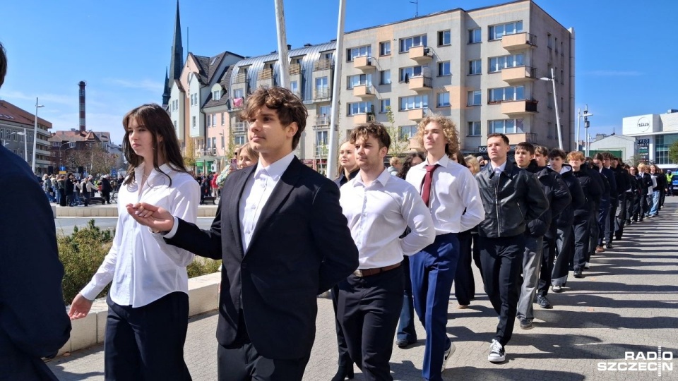 Polonez w centrum Świnoujścia przed maturami [ZDJĘCIA]