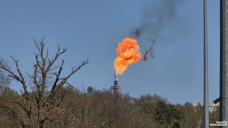 Świeca ognia nad świnoujskim terminalem