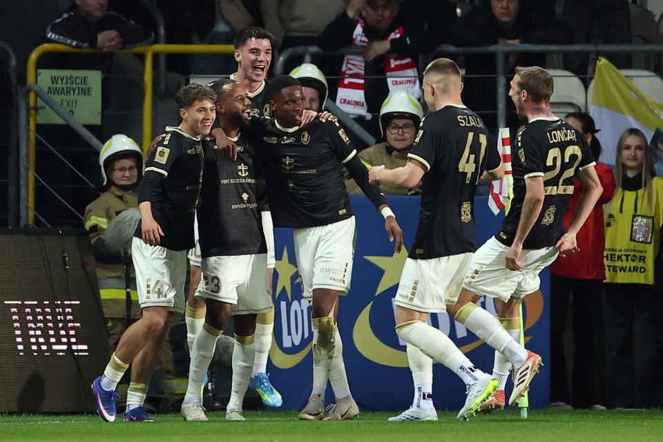 Piłkarze Pogoni Szczecin cieszą się z gola Kellyna Acosty (2L) podczas meczu Ekstraklasy z Cracovią. PAP/Łukasz Gągulski