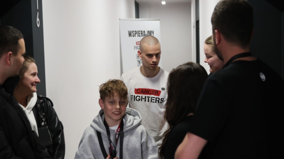 Prowadzący zbiórkę, influencer Piotr "Łatwogang" Garkowski (C), 26 bm. w Warszawie. Zbiórka prowadzona jest dla Fundacji Cancer Fighters na platformie YouTube w formie long streamu - nieprzerwanej transmisji na żywo, trwającej 9 dni. Rozpoczęła się 17 kwietnia. (ad) PAP/Leszek Szymański