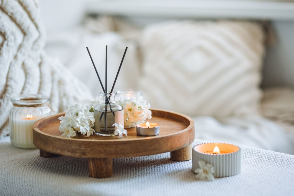 Czym różni się tealight od klasycznej świecy naturalnej i kiedy każdy z nich sprawdzi się lepiej?