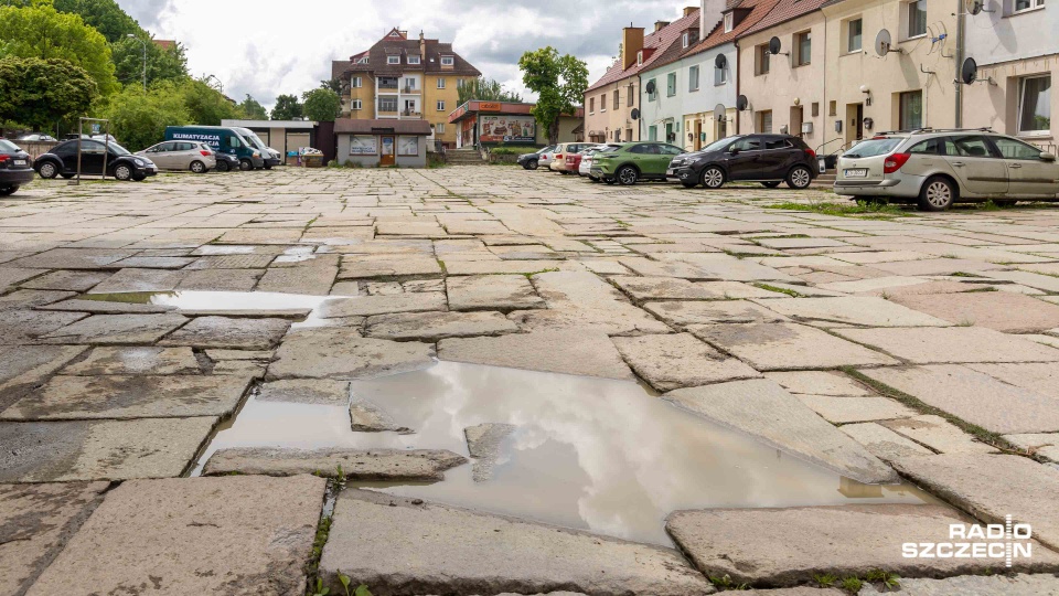 Dziurawy plac przy ul. Chobolańskiej doczeka się naprawy za 400 tys. złotych [ZDJĘCIA]
