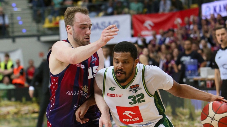 Koszykarz Orlen Zastalu Zielona Góra Jayvon Maughmer (P) i Noah Freidel (L) z Kinga Szczecin podczas czwartego meczu ćwierćfinałowego Ekstraklasy, 20 bm. (mk) PAP/Lech Muszyński